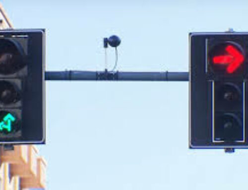Stop al semaforo rosso:non importa se si prosegue in direzione consentita per altra corsia!